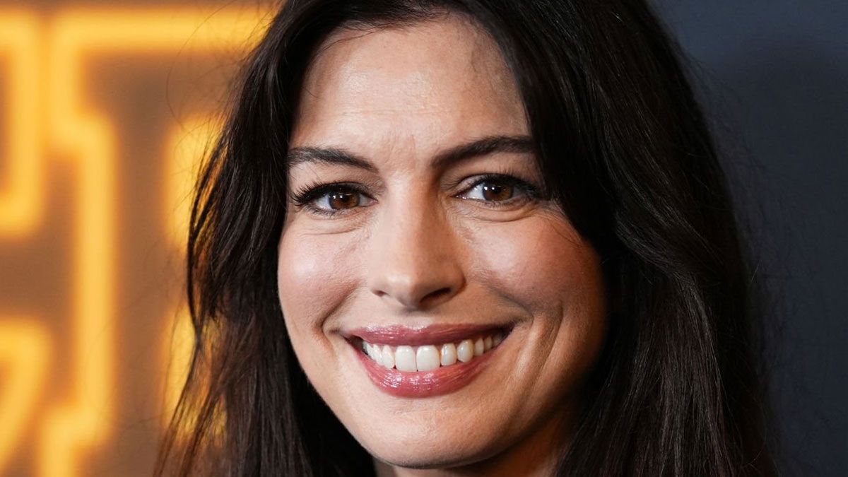 La actriz Anne Hathaway interpreta a Maggie Murdock en la película de Netflix.