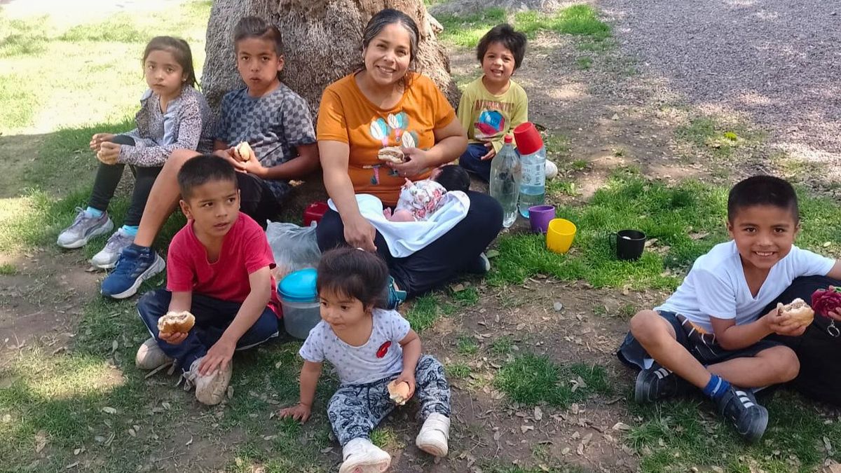 Mamá feliz. Noelia en la plaza, disfrutando a sus siete hijos. 