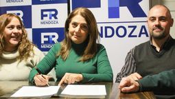 Gabriela Lizana, referente del Frente Renovador en Mendoza, junto a sus compañeros de partido.