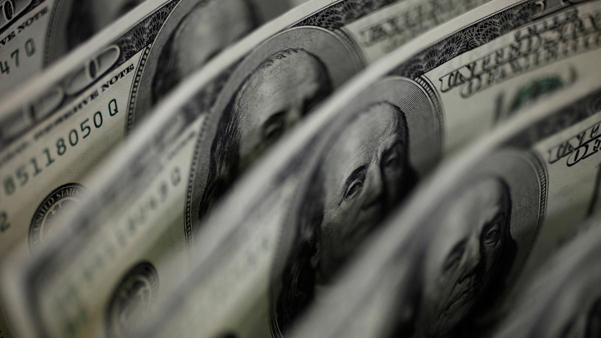 El dólar blue registró una baja de un peso en el inicio de la semana.