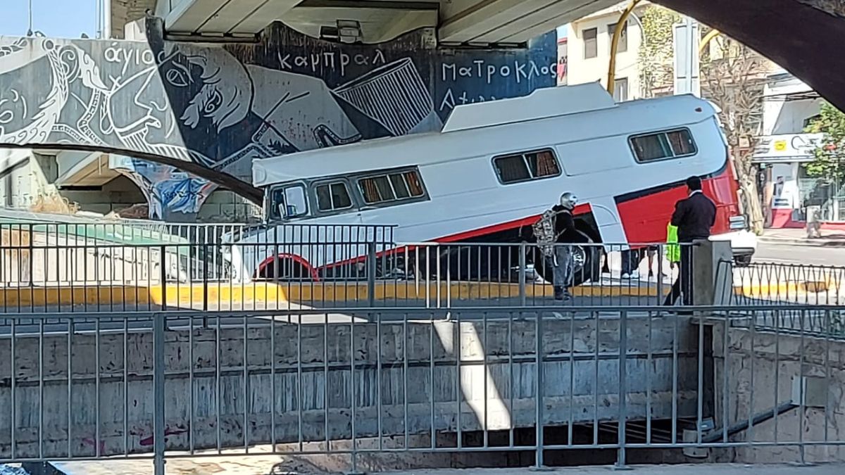 Precario equilibrio del motorhome, que quedó pendiendo sobre el cauce del zanjón Cacique Guaymallén, en el puente de calle Rondeau, en el Nudo Vial de Costanera.