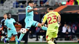 Dibu Martínez la rompíó en el Aston Villa.