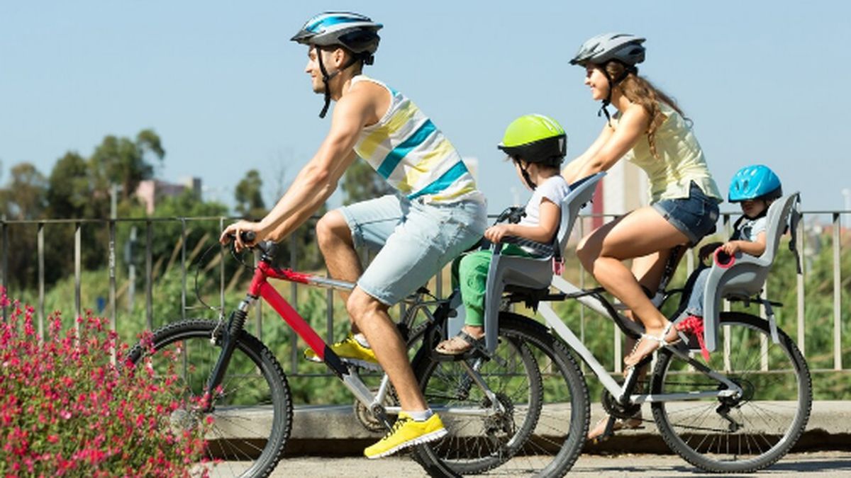 No se puede llevar pasajeros en bicicleta, salvo que se trate de niños y con asientos especiales adaptados que no pongan en riesgo la estabilidad ni el quilibrio. No se puede llevar pasajeros en bicicleta, salvo que se trate de niños y con asientos especiales adaptados que no pongan en riesgo la estabilidad ni el quilibrio. 