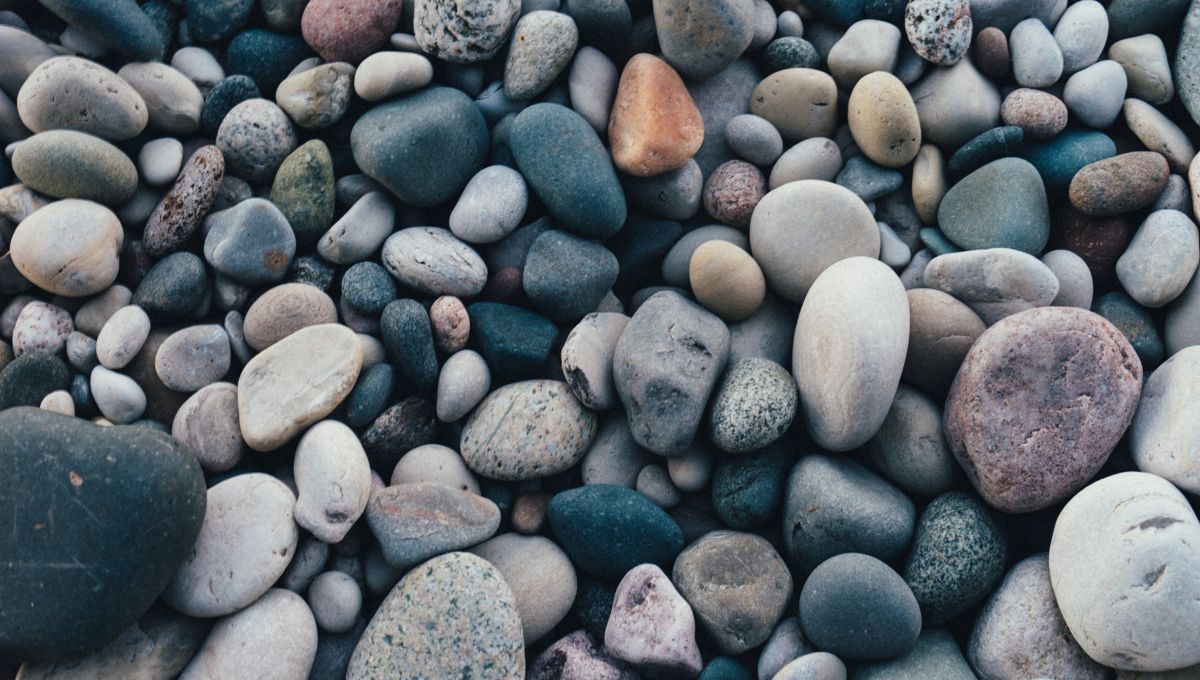 Usando una piedra de la calle y un poco de alambre podrás crear este hermoso portarretratos