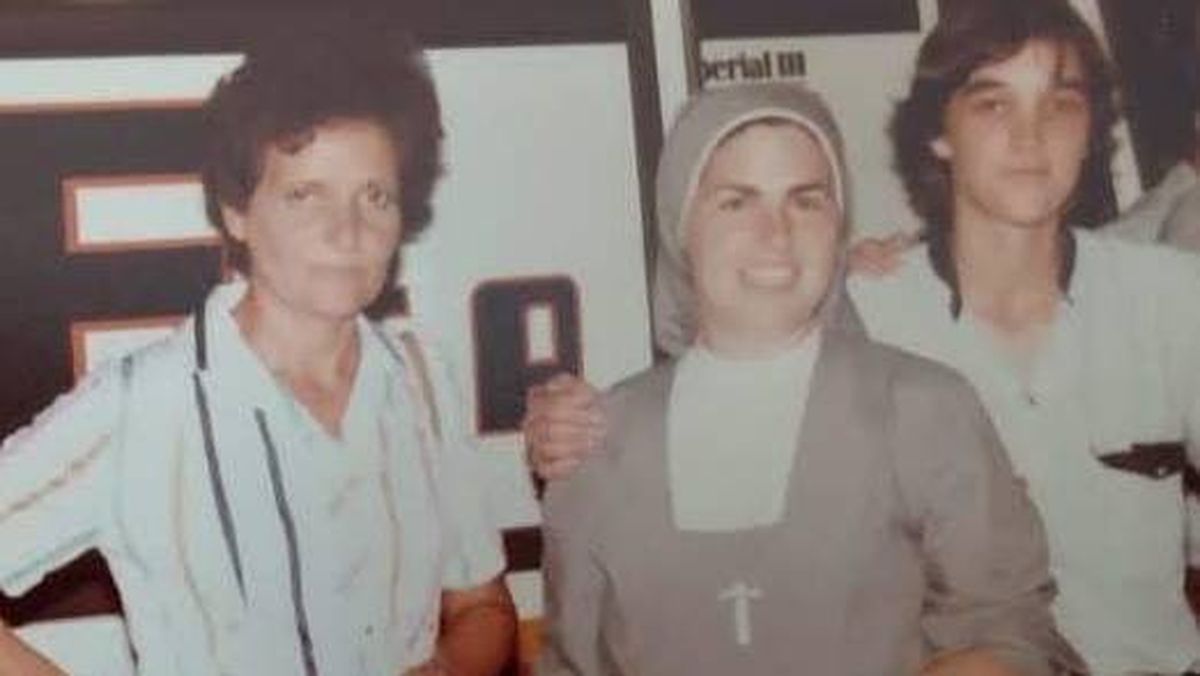 Mercedes Cisternas en sus épocas de religiosa. Dejó los hábitos pero jamás su fe religiosa. Mercedes Cisternas en sus épocas de religiosa. Dejó los hábitos pero jamás su fe religiosa.