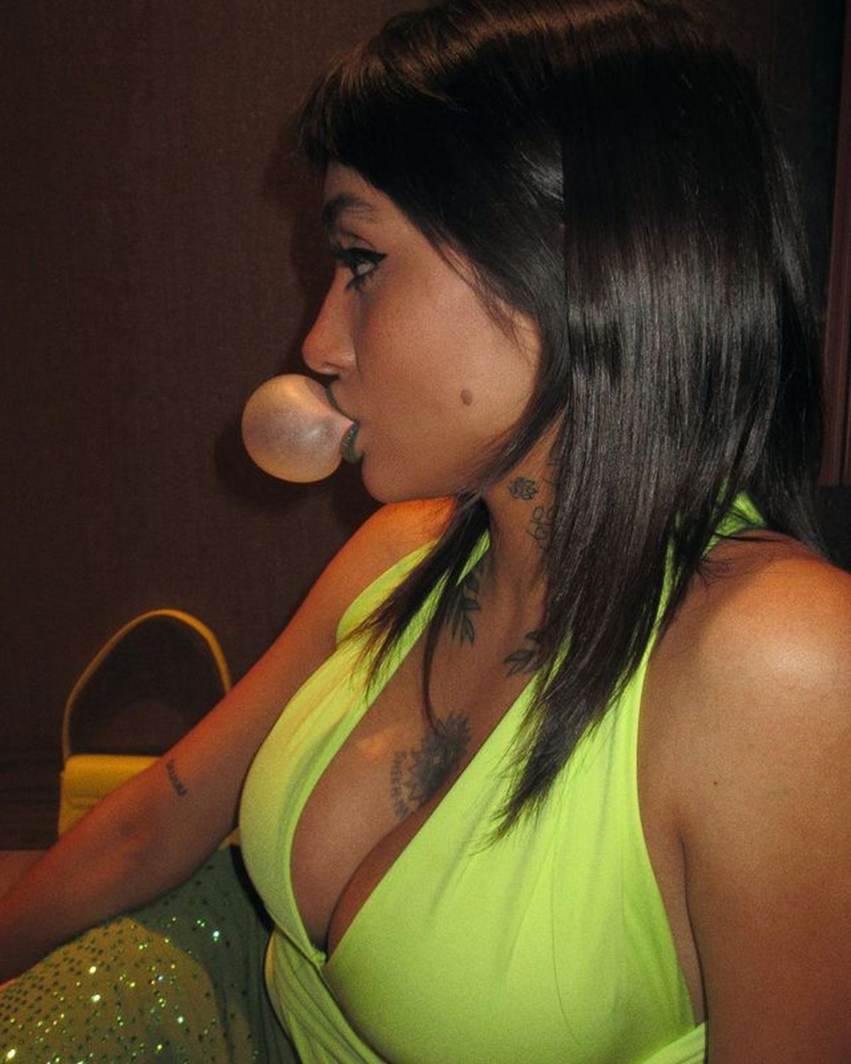 Desde Miami, María Becerra confirma que el neón se lleva shiny, ultra ceñido y con escotazo. Desde Miami, María Becerra confirma que el neón se lleva shiny, ultra ceñido y con escotazo.