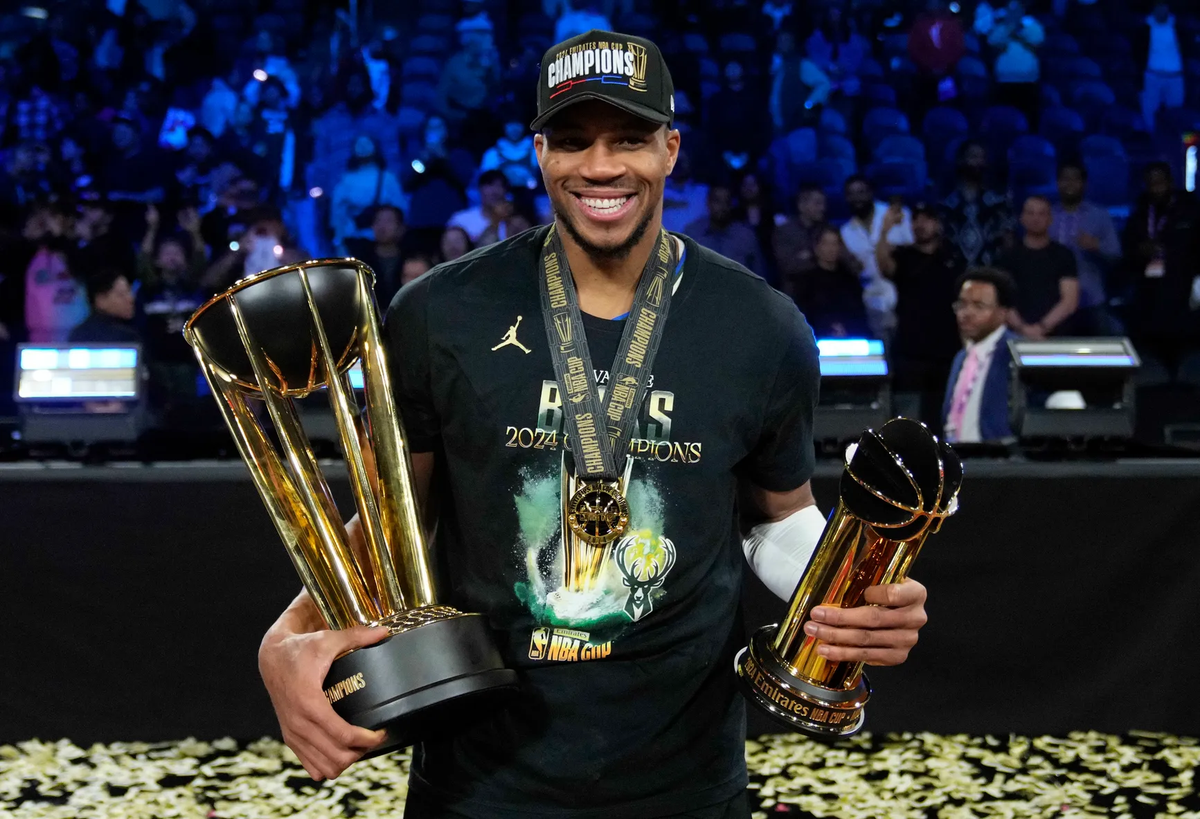 Giannis Antetokounmpo y sus compañeros de Milwaukee Bucks ganaron la NBA Cup y un jugoso premio. Giannis Antetokounmpo y sus compañeros de Milwaukee Bucks ganaron la NBA Cup y un jugoso premio.
