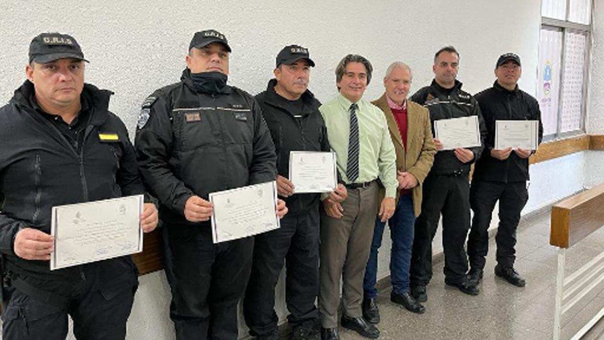 El Comisario Hugo Sánchez, los Principales Nicolás Arce, Javier Cortés, Pablo Goyeneche, el Suboficial Principal Rafael González y el Auxiliar 2º José Parlanti fueron distinguidos por la Inspección General de Seguridad. El Comisario Hugo Sánchez, los Principales Nicolás Arce, Javier Cortés, Pablo Goyeneche, el Suboficial Principal Rafael González y el Auxiliar 2º José Parlanti fueron distinguidos por la Inspección General de Seguridad.