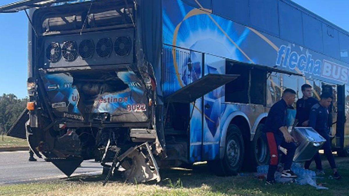 El micro de Unión fue embestido por un camión