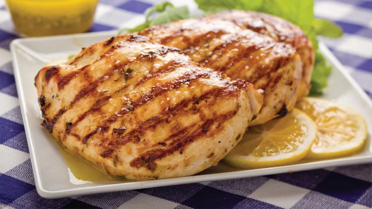 La pechuga de pollo es una de las carnes más apreciadas por muchos motivos diferentes. La pechuga de pollo es una de las carnes más apreciadas por muchos motivos diferentes.