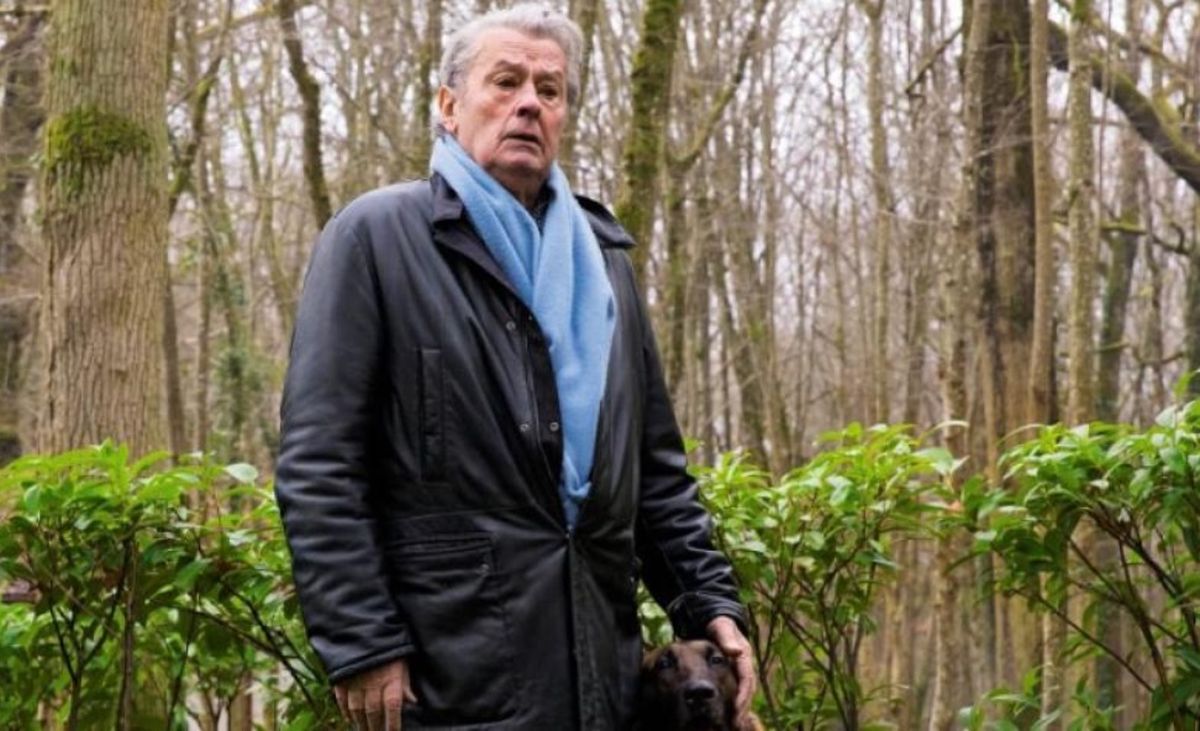 Alain Delon junto a su perro Loubo mientras, ya enfermo, paseaba por los jardines de su residencia, cerca de París Alain Delon junto a su perro Loubo mientras, ya enfermo, paseaba por los jardines de su residencia, cerca de París