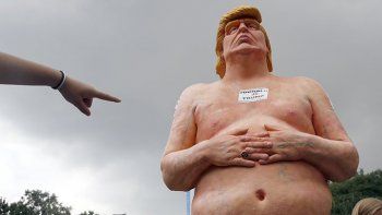 Una estatua de Trump desnudo en el centro de Nueva York puso en ridículo al magnate