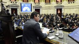 Omar De Marchi preside la sesión en la Cámara de Diputados.
