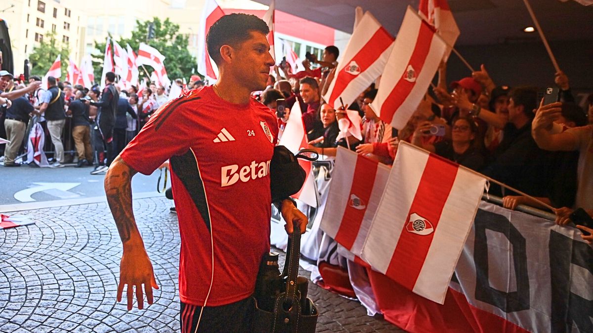Enzo Pérez con la gente de River en Seattle.