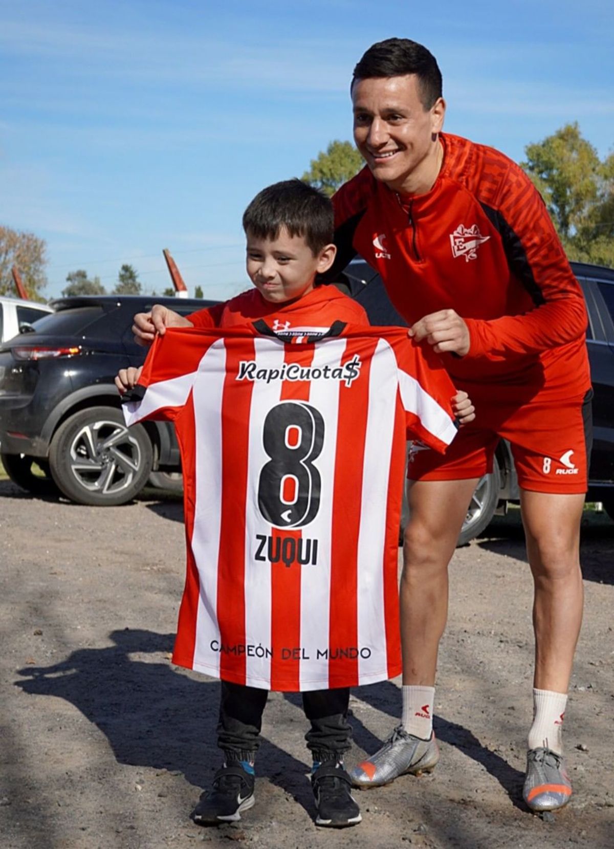 Fernando Zuqui junto a Lorenzo en el country de Estudiantes