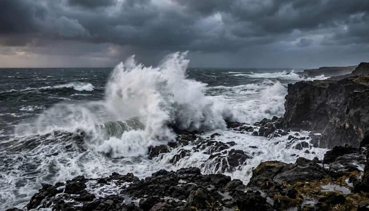 Olas de 12 metros y vientos de 100 km/h: qué es la ciclogénesis que azota al mar argentino