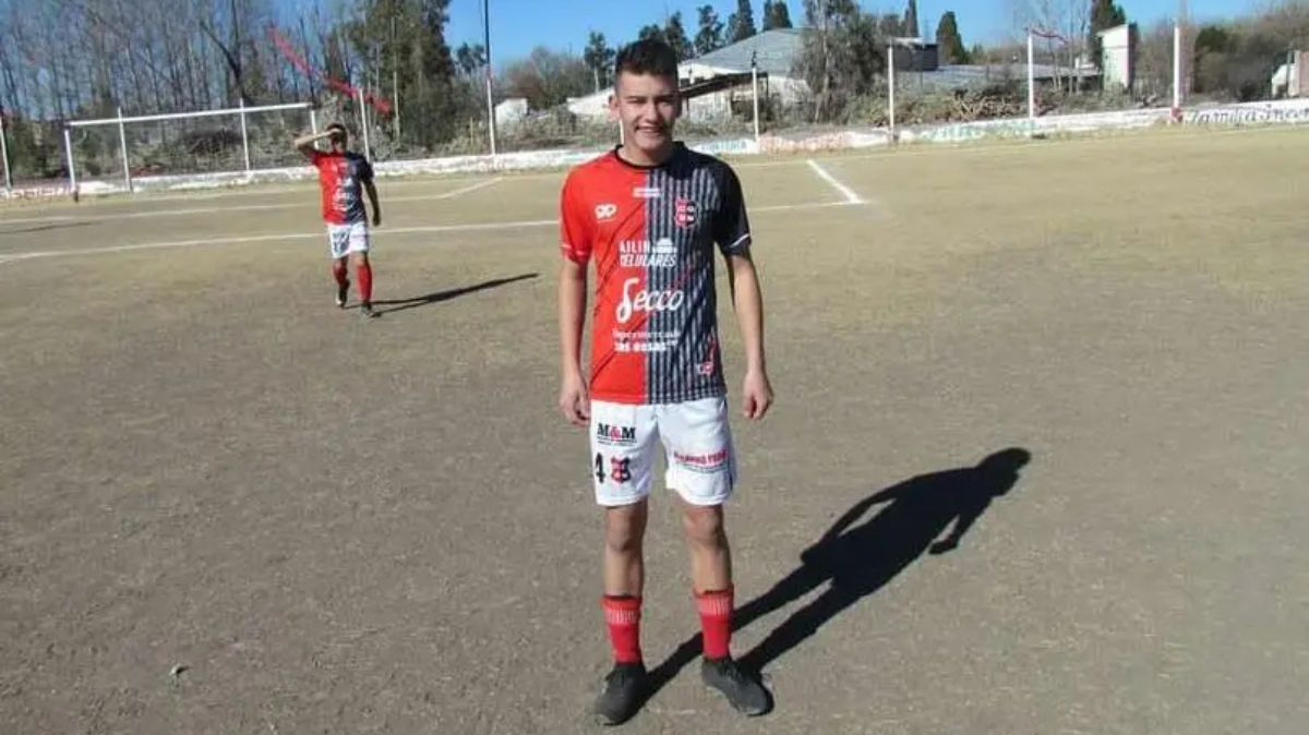 Emilio Esquivel era jugador de fútbol en el equipo de San Martín de Salto de las Rosas. Emilio Esquivel era jugador de fútbol en el equipo de San Martín de Salto de las Rosas.