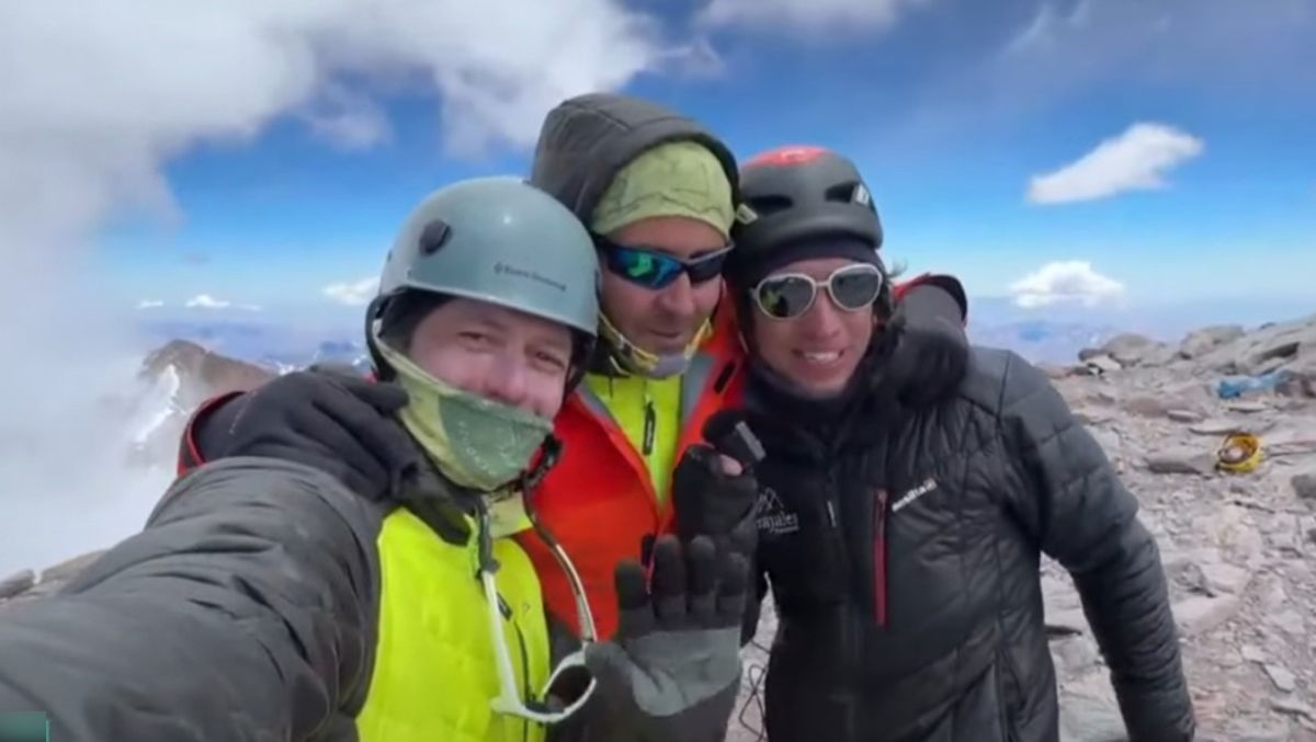 La imagen final del equipo de El Siete en la cumbre del Aconcagua. Las imágenes son capturas de pantalla de la transmisión en vivo.