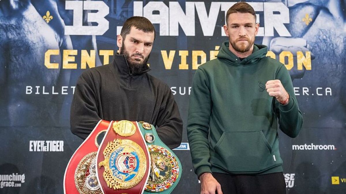 Artur Beterbiev muestra sus tres coronas de peso semopesado, junto al challenger inglés Callum Smith, tras el pesaje de este viernes.