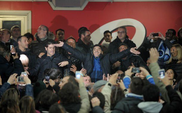 Maradona disfrutó el éxito de Napoli y enloqueció a los hinchas en su paso por Italia
