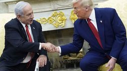 El presidente de Estados Unidos, Donald Trump, estrechando la mano del primer ministro israelí, Benjamín Netanyahu (Archivo). Crédito: EFE/EPA/ Yuri Gripas.