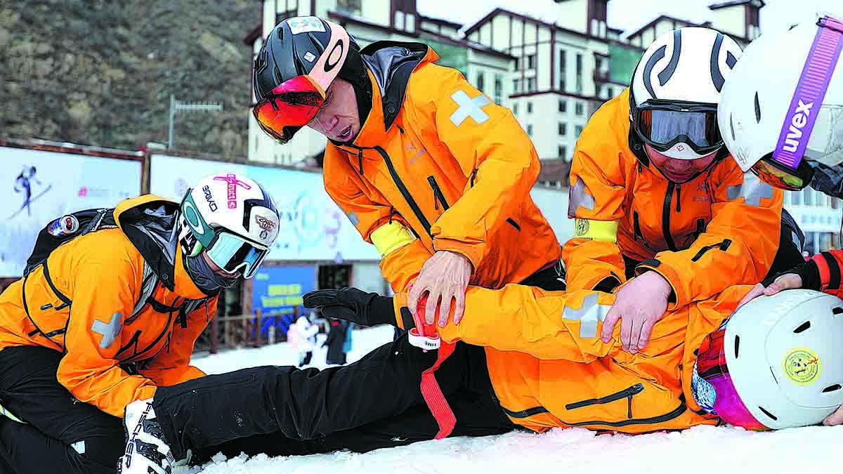 China comenzó a buscar personal médico con habilidades básicas de esquí en 2018. El equipo