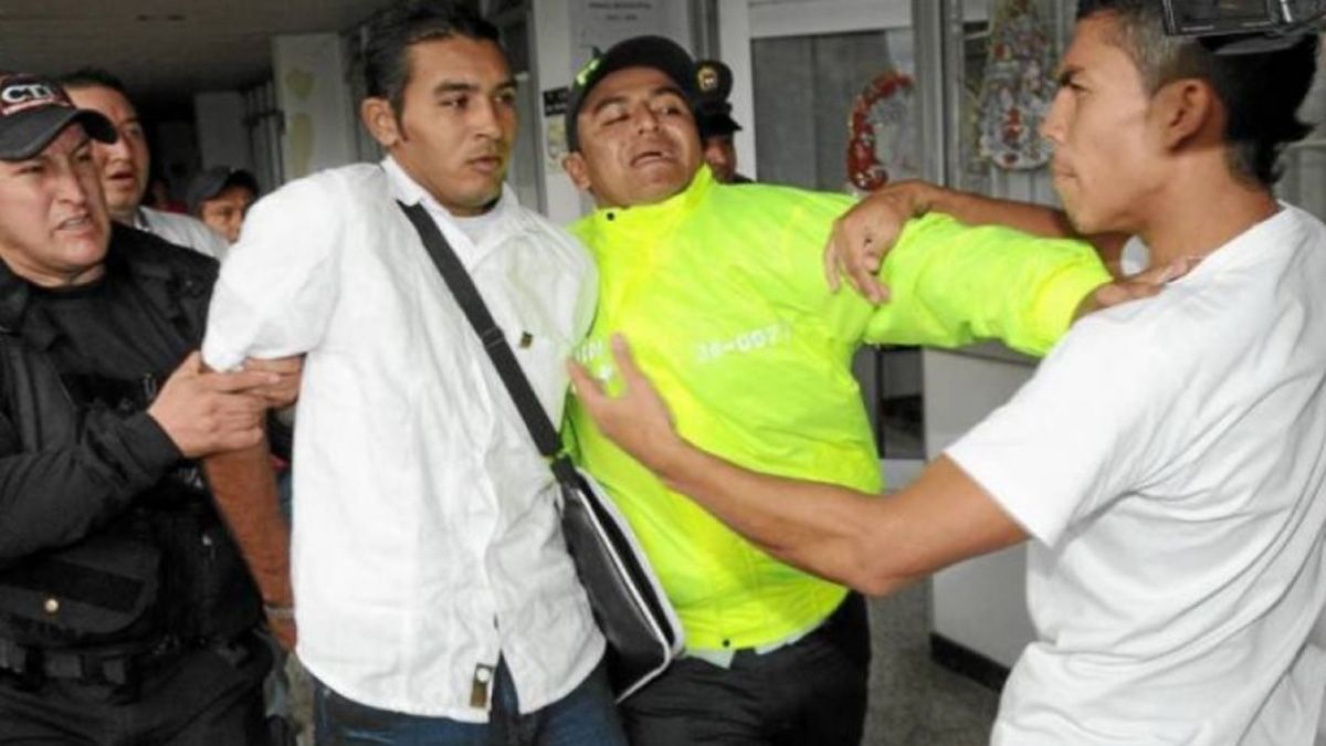 Durante el proceso judicial en los Tribunales de Colombia, El Asesino de la Muerte fue atacado por un familiar de una de sus víctimas