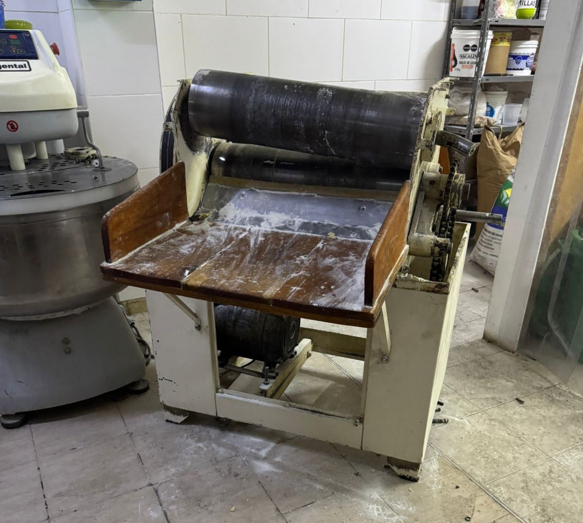 Esta es la máquina sobadora que los Bomberos tuvieron que desarmar para sacar el brazo de un empleado de la panadería. 