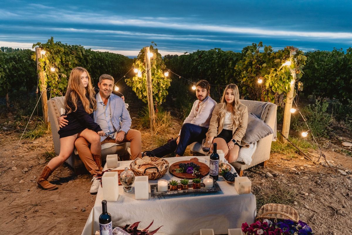 El debut vitivinícola de Angelici está íntimamente ligado a su familia. Para el proyecto, el empresario se asoció con sus tres hijos: Leandro, Daniela y Victoria.