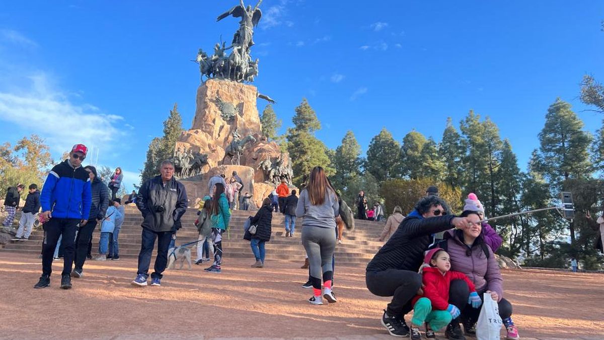 Turistas de Buenos Aires y CABA no quisieron perderse de conocer el Cerro de la Gloria. Turistas de Buenos Aires y CABA no quisieron perderse de conocer el Cerro de la Gloria.