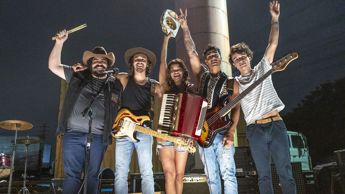 Solo por amor es el nombre de la banda que formaron Deusa y Tadeu en la serie de Netflix.