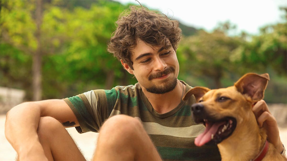 El actor Rafael Vitti interpreta a Pedro en la nueva película de Netflix.