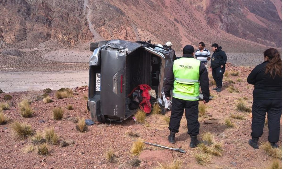 La camioneta quedó prácticamente dada vuelta.