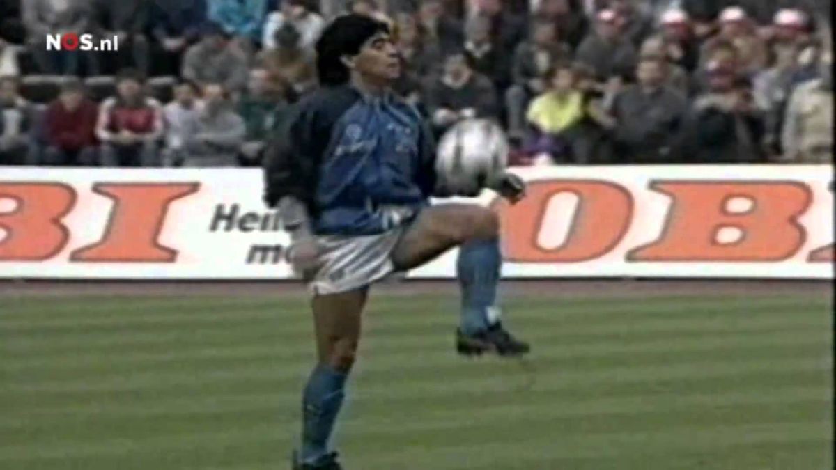Maradona deleitó a los espectadores con su destreza al ritmo de la música. Maradona deleitó a los espectadores con su destreza al ritmo de la música.