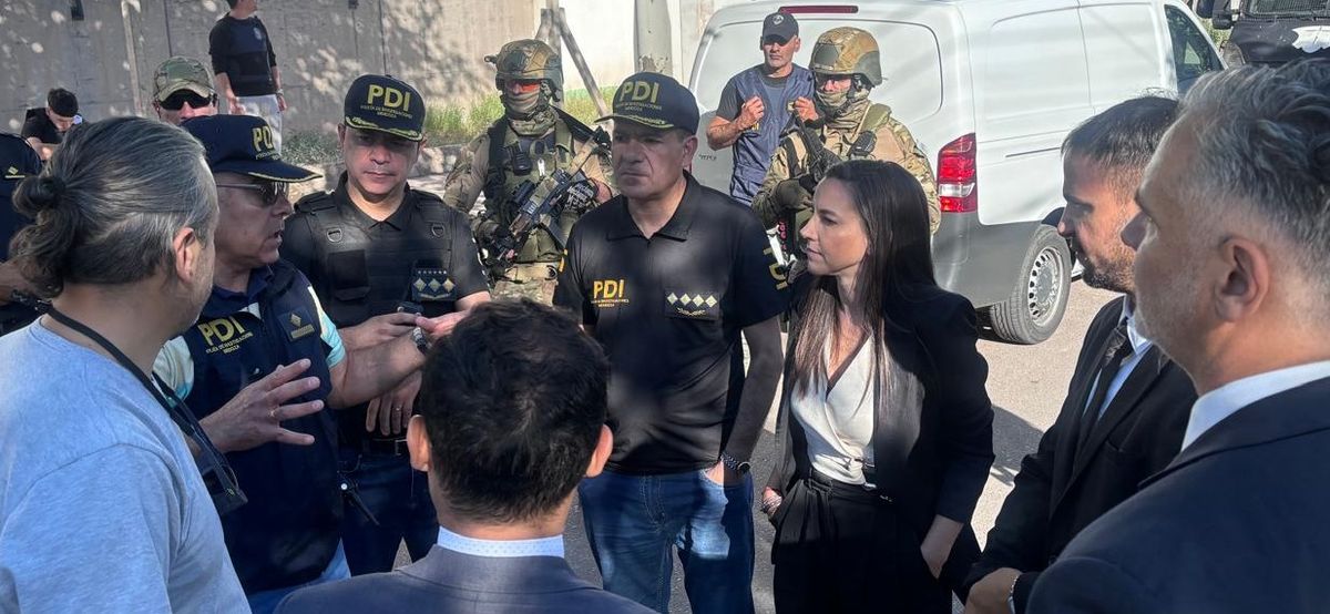 La ministra Mercedes Rus durante el megaoperativo de este viernes en el barrio La Favorita. La ministra Mercedes Rus durante el megaoperativo de este viernes en el barrio La Favorita.