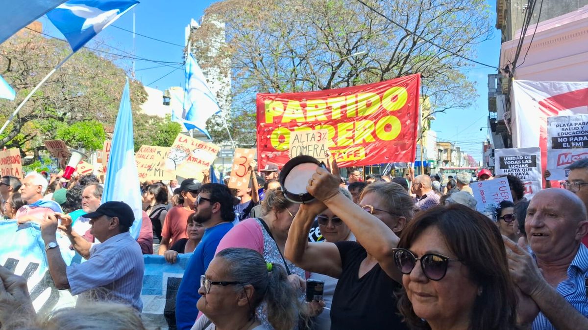 Los manifestantes que se concentraron en la peatonal de Santa Fe para esperar a Javier Milei, quien nunca llegó por los enfrentamientos. Los manifestantes que se concentraron en la peatonal de Santa Fe para esperar a Javier Milei, quien nunca llegó por los enfrentamientos.