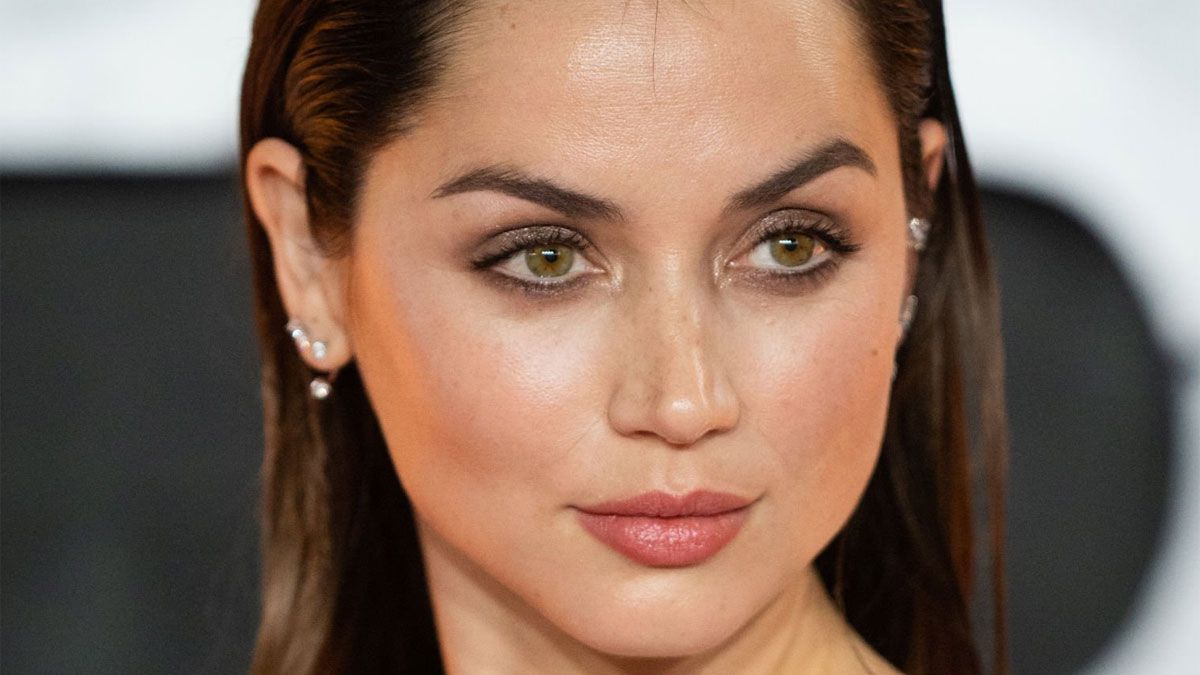 La actriz Ana de Armas la rompe en la película de Netflix.