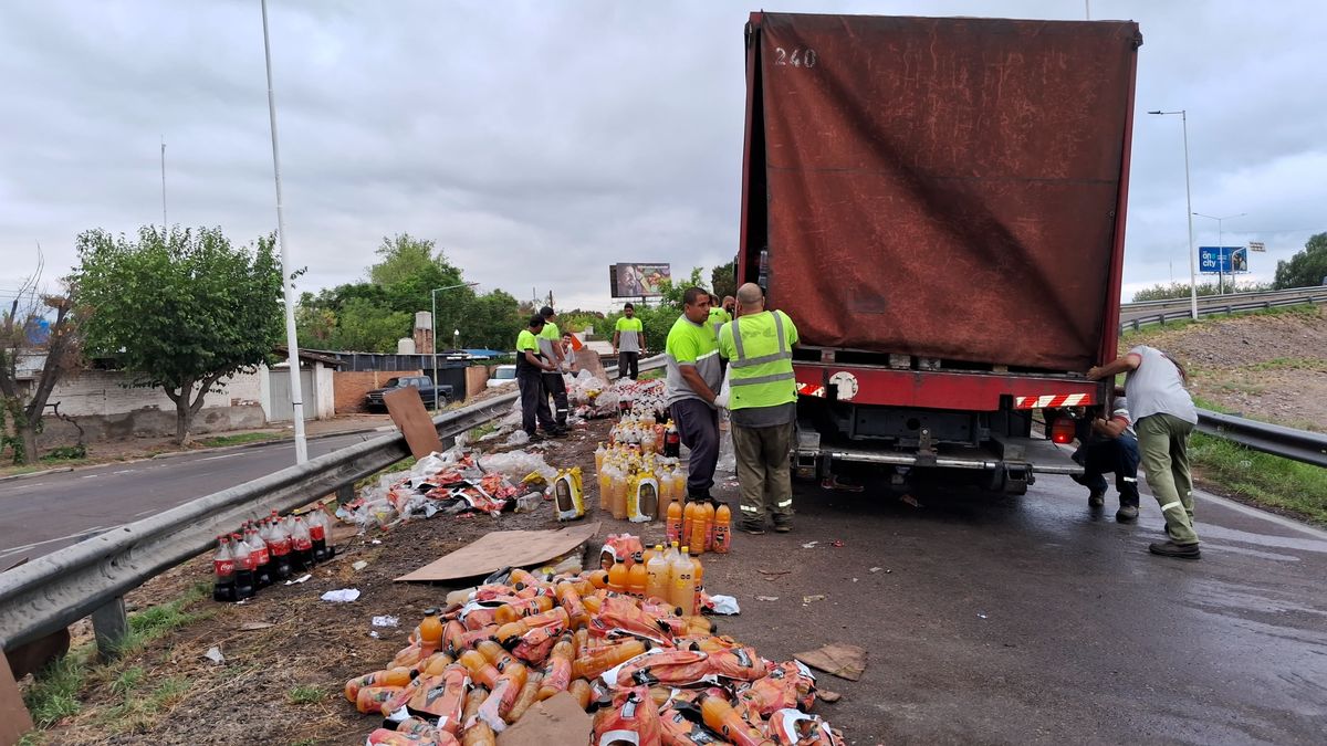 El accidente ocurrió cuando el camión que iba por la Costanera tomó el empalme para el Acceso Sur al Norte y perdió el control. El accidente ocurrió cuando el camión que iba por la Costanera tomó el empalme para el Acceso Sur al Norte y perdió el control.