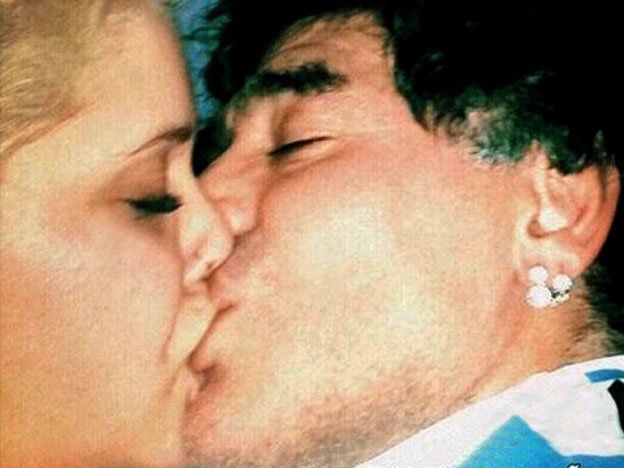 Maradona a los besos con una rubia