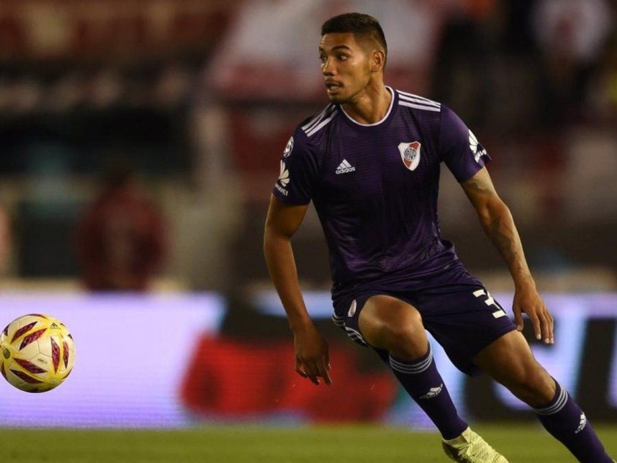 Héctor David Martínez con la camiseta de River.