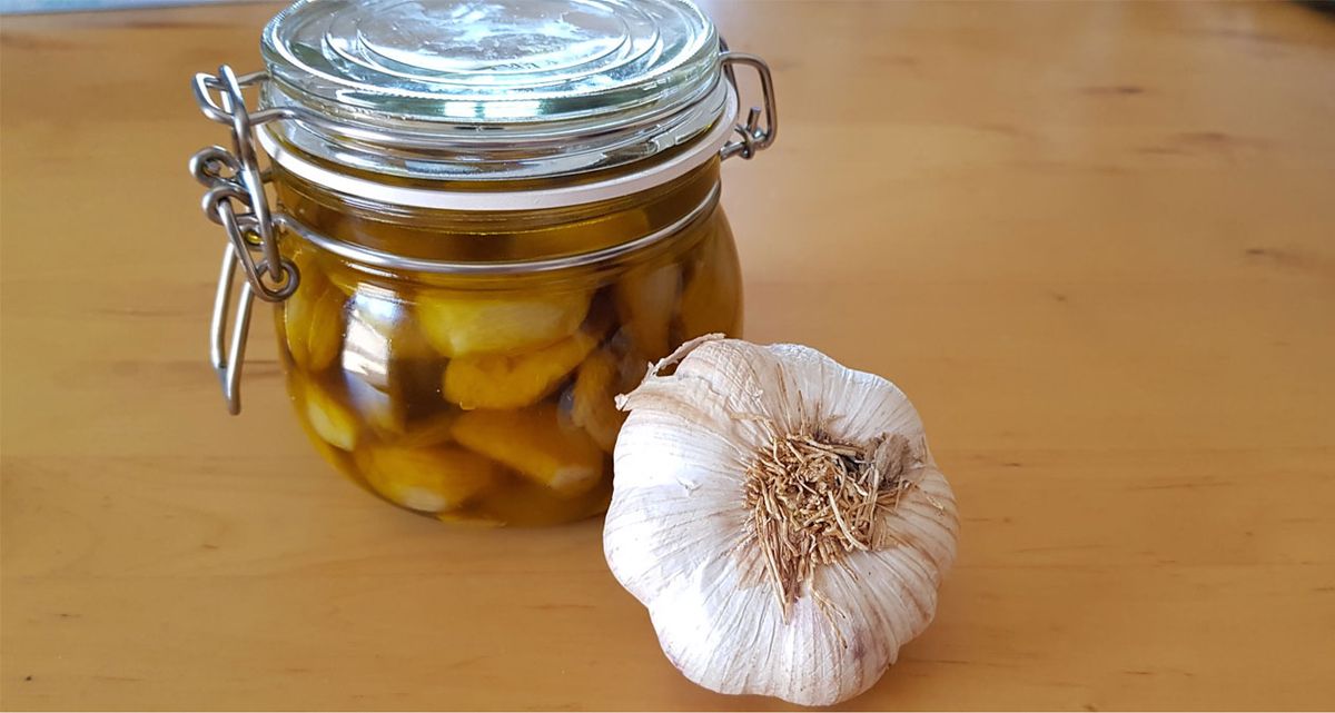 Esta receta de ajos confitados se puede guardar a temperatura ambiente o en la heladera. Esta receta de ajos confitados se puede guardar a temperatura ambiente o en la heladera.