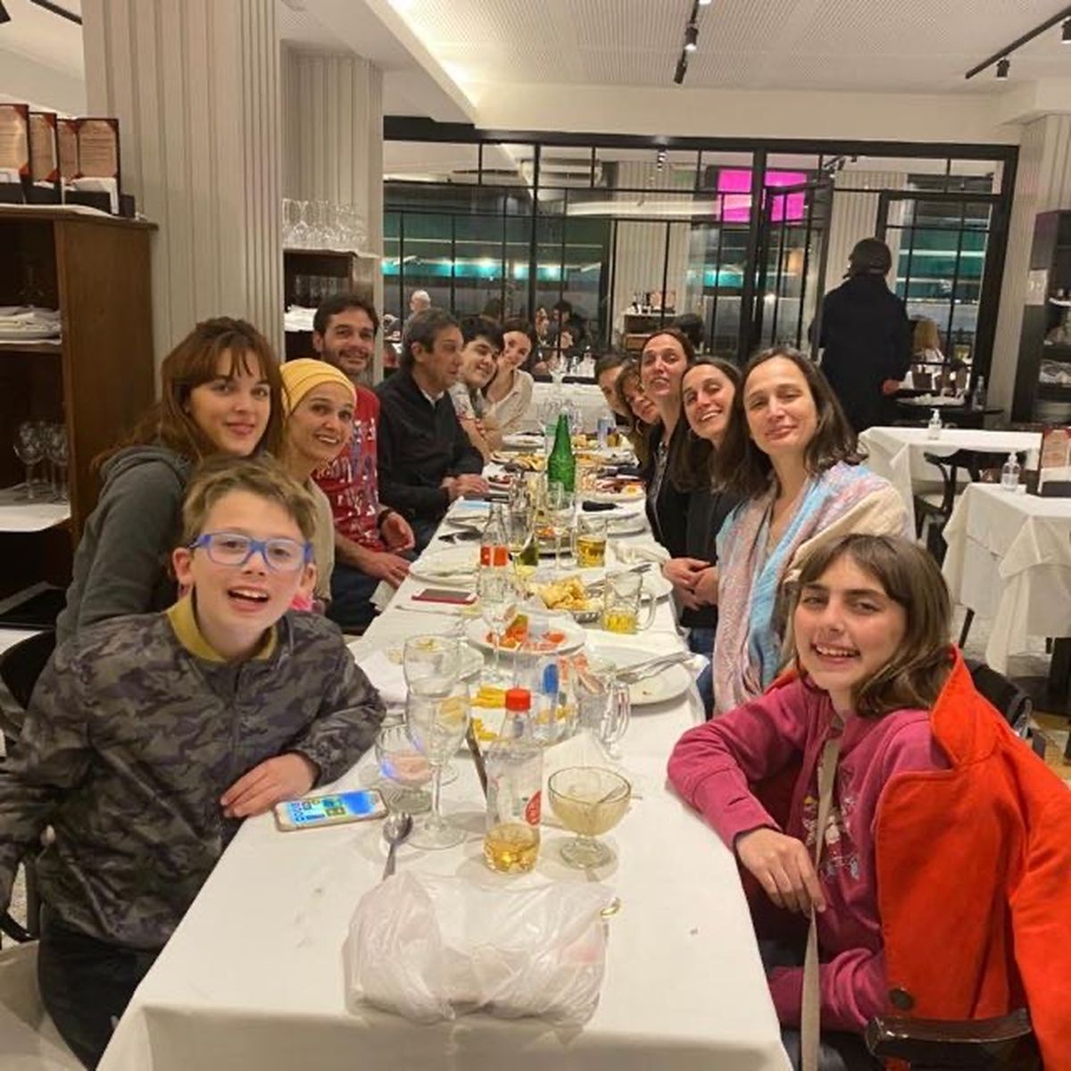 Larga mesa para la familia completa de Flor por parte de su papá, Rodolfo Larga mesa para la familia completa de Flor por parte de su papá, Rodolfo