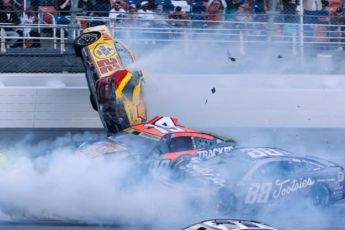 NASCAR tuvo una jornada preocupante a tan solo cinco giros del final.