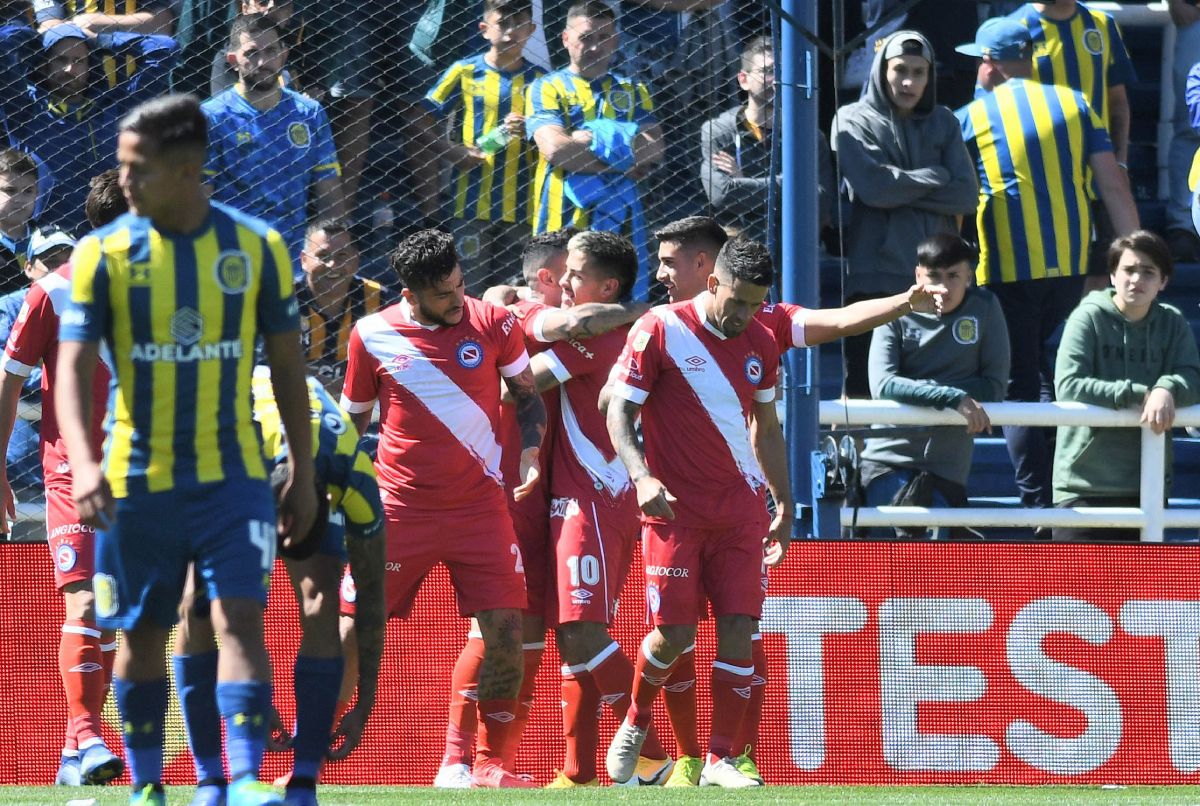 Argentinos Juniors y Sarmiento ganaron en Rosario y La Plata