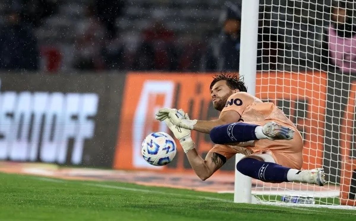 Ezequiel Centuri&oacute;n debe volver a River Plate. La idea es comprarlo.