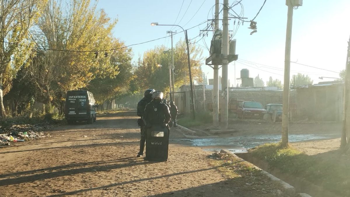 Más de 70 policías participaron en los allanamientos en el barrio Democracia. Más de 70 policías participaron en los allanamientos en el barrio Democracia.