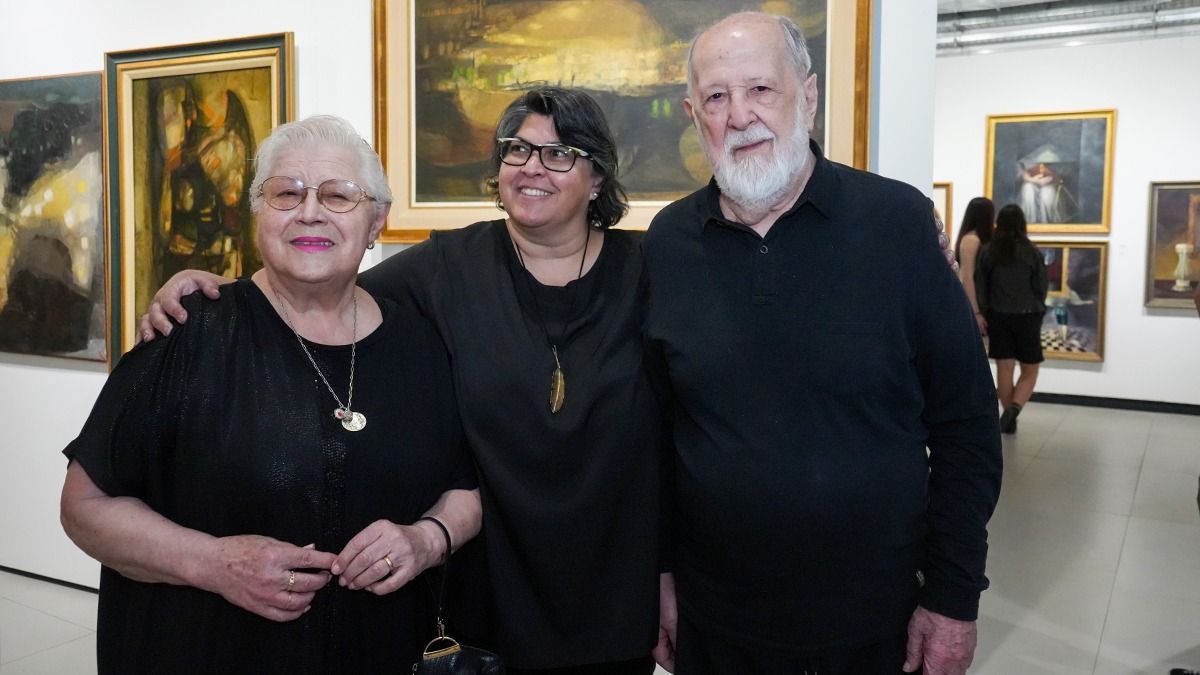 Antonio Sarelli fue a la inauguración acompañado por su esposa Silvia y su hija artista Rebeca. Antonio Sarelli fue a la inauguración acompañado por su esposa Silvia y su hija artista Rebeca.