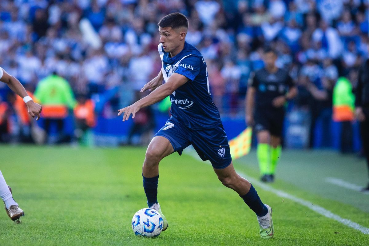 El jugador de Vélez sufrió una importante lesión. 