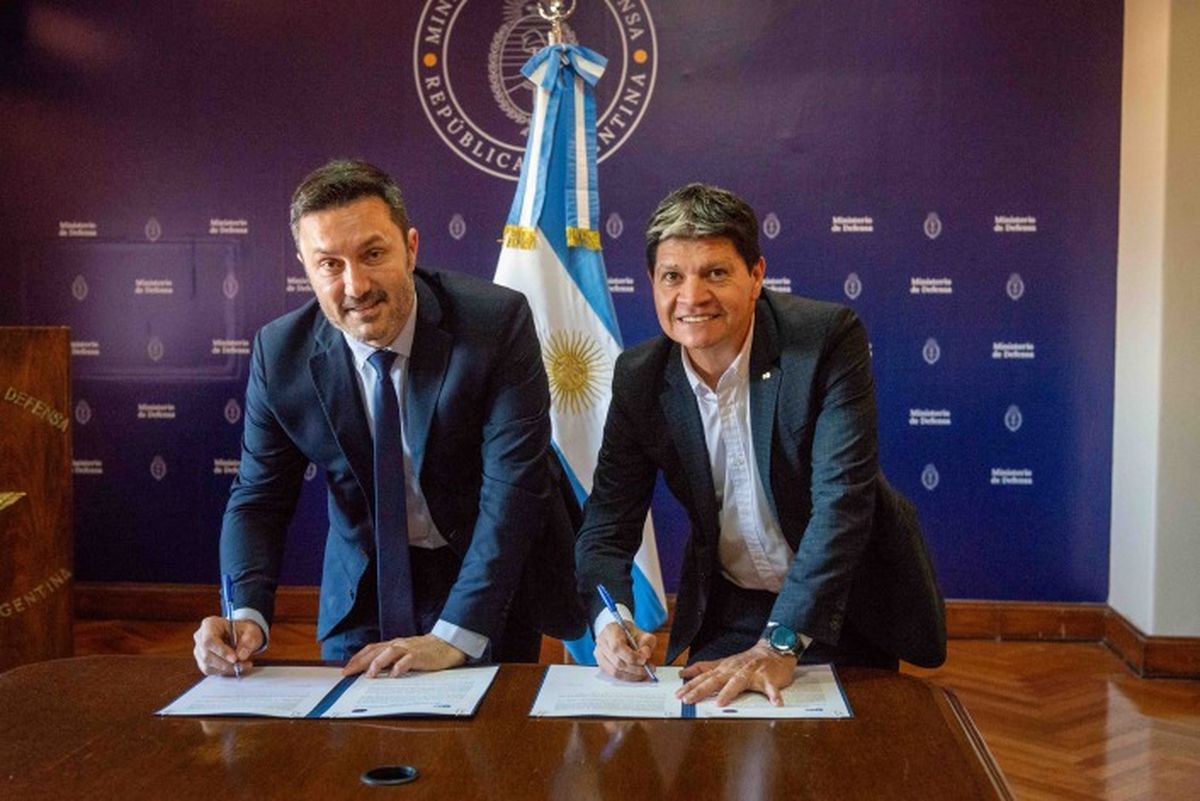 Petri y el titular de la CAME, Alfredo González, durante la firma del convenio. Petri y el titular de la CAME, Alfredo González, durante la firma del convenio.