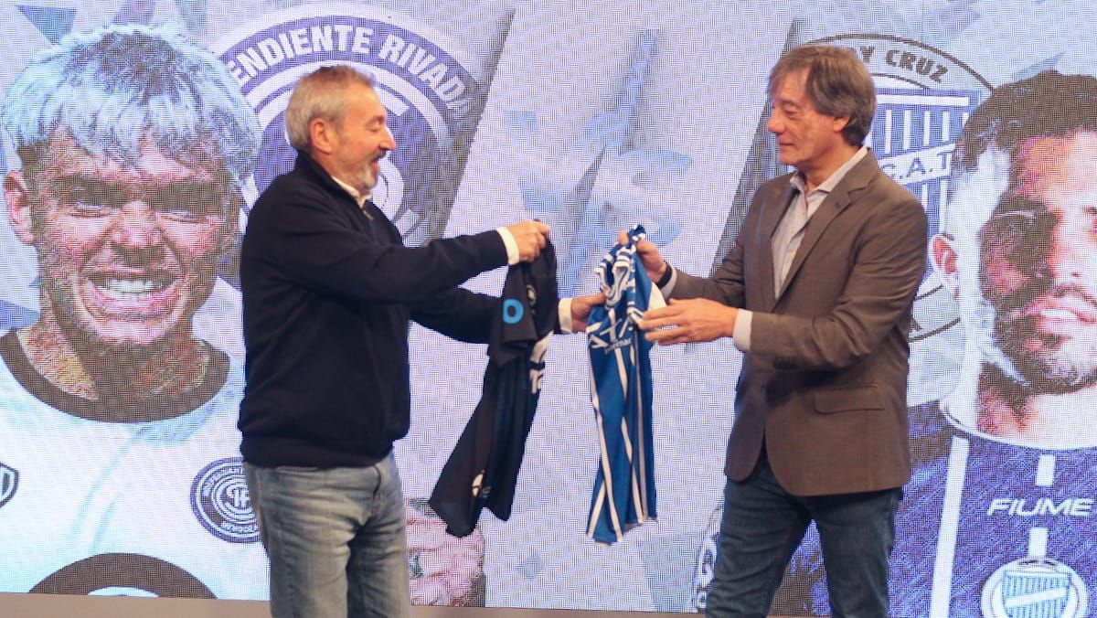 Daniel Vila, presidente de Independiente Rivadavia, hizo de anfitrión de su par tombino Alejandro Chapini e intercambiaron camisetas en Canal 7.